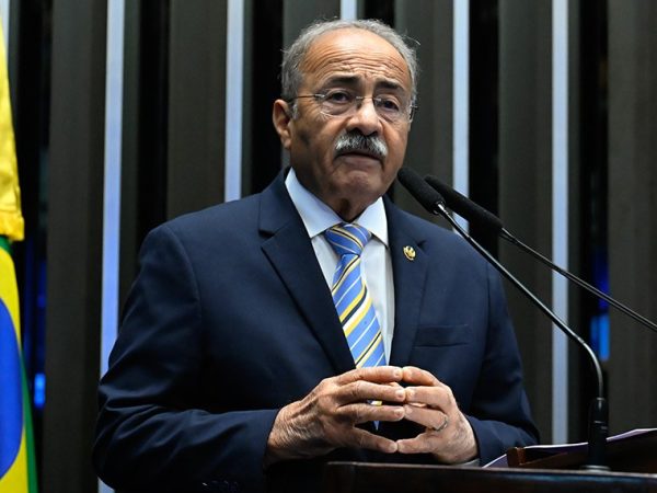 Em discurso, à tribuna, senador Chico Rodrigues (PSB-RR).