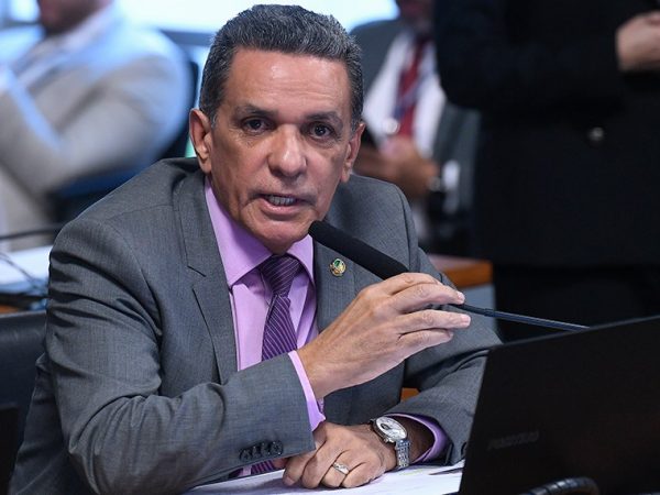 À bancada, em pronunciamento, senador Mecias de Jesus (Republicanos-RR).
