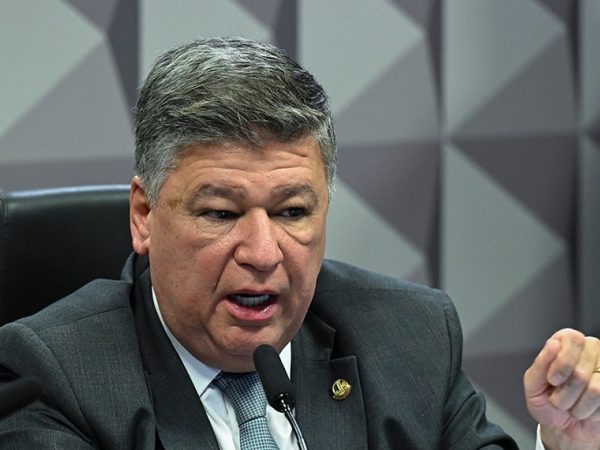 Mesa: 
presidente da CPMI - INSS, senador Carlos Viana (Podemos-MG) - em pronunciamento.