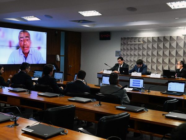 Em pronunciamento, via videoconferência, relator da CPIMJAE, senador Romário (PL-RJ).