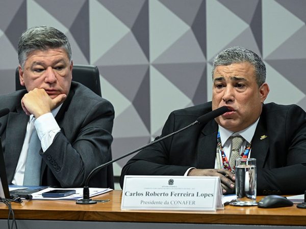 Mesa: 
presidente da CPMI - INSS, senador Carlos Viana (Podemos-MG); 
presidente da Confederação Nacional dos Agricultores Familiares e Empreendedores Familiares Rurais (Conafer), Carlos Roberto Ferreira Lopes - em pronunciamento.