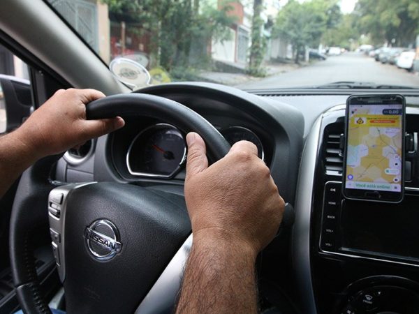 Motoristas de aplicativos estão entre os grandes usuários de GPS, mas um projeto nacional poderá também proeger o Brasil de espionagem Rovena Rosa/Agência Brasil