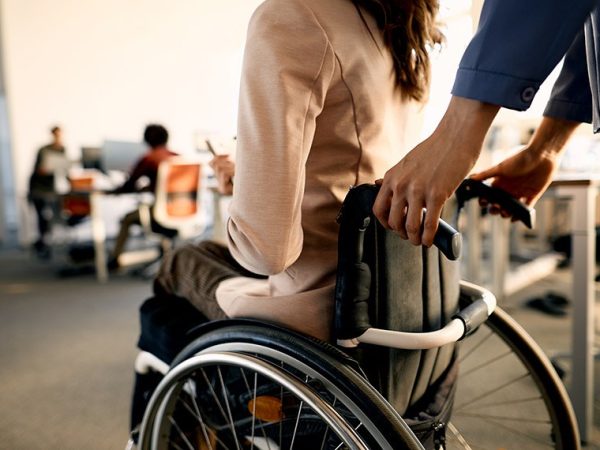 Valor extra ajudaria a custear despesas de pessoas que precisam de assistência permanente, segundo proposta iStockphoto