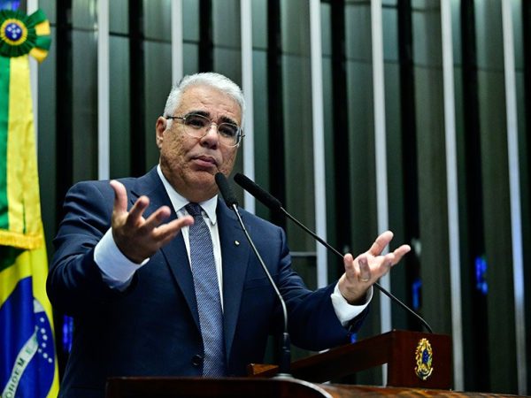 Senador Eduardo Girão (Novo-CE) em discurso à tribuna.