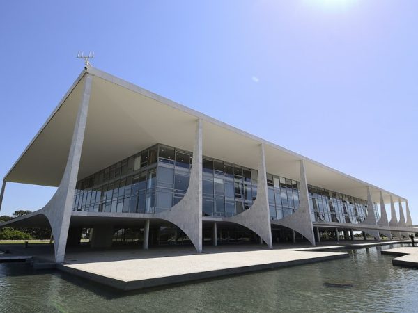 O prédio também abriga a Casa Civil, a Secretaria-Geral e o Gabinete de Segurança Institucional da Presidência da República. Concebido pelo arquiteto Oscar Niemeyer com projeto estrutural do engenheiro Joaquim Cardozo, é a sede do Poder Executivo Federal do Brasil. Localizado na Praça dos Três Poderes em Brasília, o Palácio do Planalto faz parte do projeto do Plano Piloto e foi um dos primeiros edifícios construídos na capital.