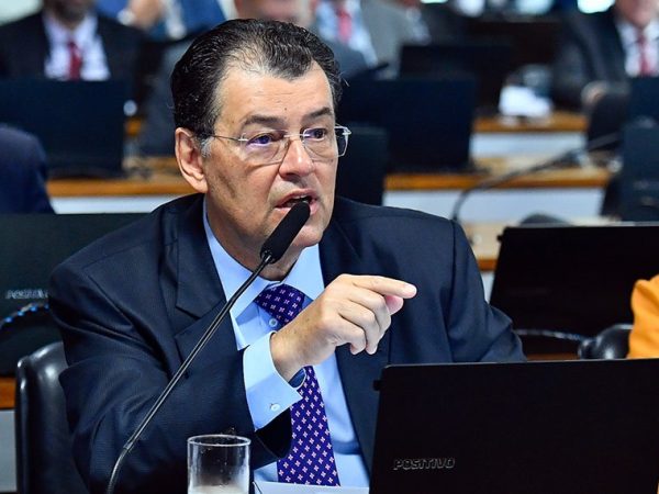 Bancada:
senador Eduardo Braga (MDB-AM), em pronunciamento.