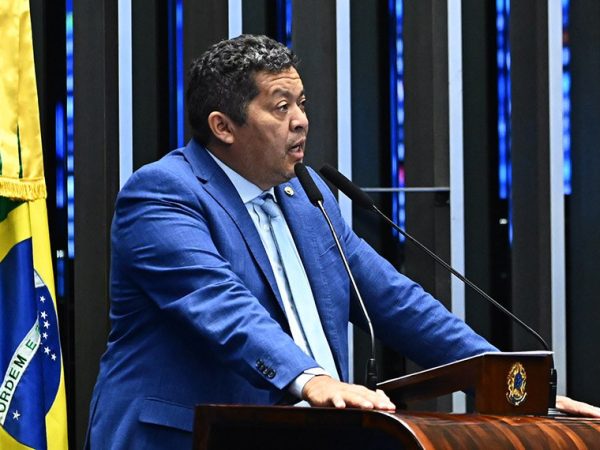 Em discurso, à tribuna, senador Beto Faro (PT-PA).