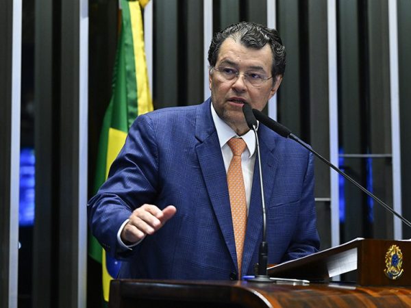 Em discurso, à tribuna, relator do PLP 108/2024, senador Eduardo Braga (MDB-AM).