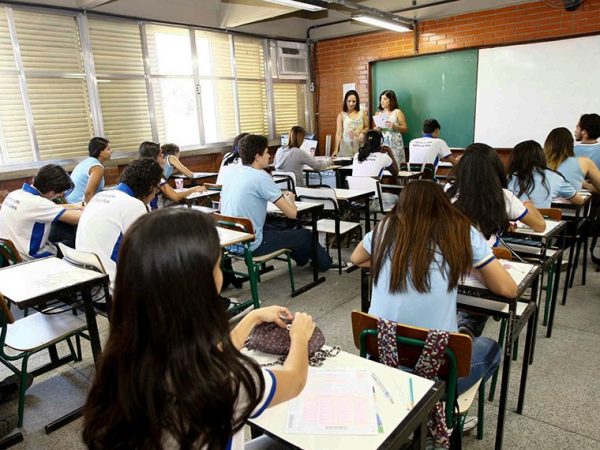 Na foto, provas do Saerj 2014 começam a ser aplicadas nesta terça-feira.