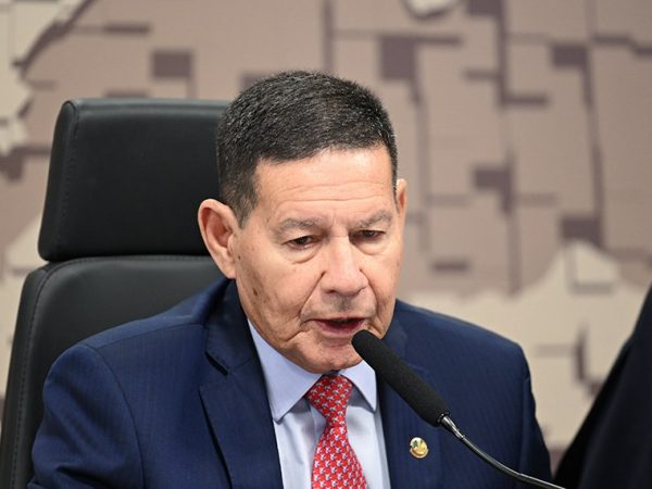 À mesa, vice-presidente da CCT, senador Hamilton Mourão (Republicanos-RS), conduz reunião.