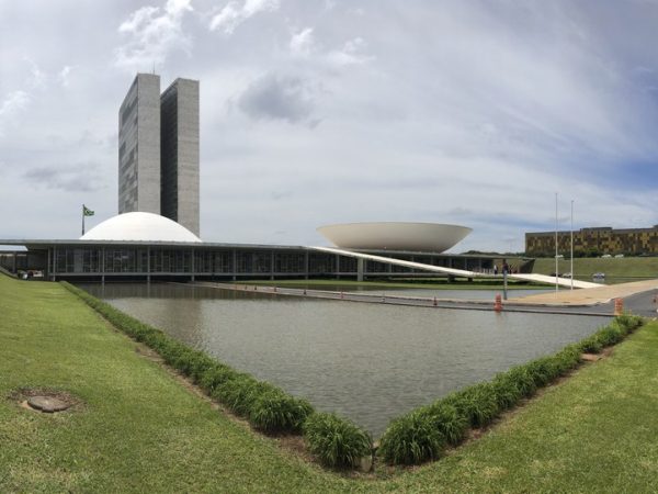 As cúpulas do Senado e da Câmara dos Deputados estão iluminadas com a cor azul em alusão à campanha Novembro Azul, para orientar a população masculina sobre o câncer de próstata.