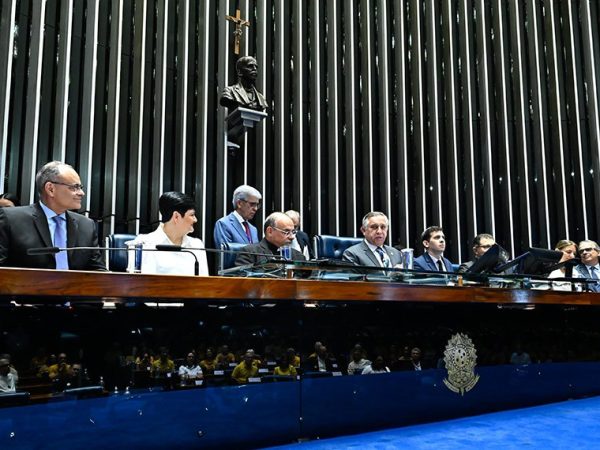 Mesa: 
responsável pela Super Região Brasil, do Movimento das Equipes de Nossa Senhora, José Rubens Correa de Almeida; 
responsável pela Super Região Brasil, do Movimento das Equipes de Nossa Senhora, Roselene de Oliveira Almeida; 
bispo da Diocese de Barra do Garças/MT, Paulo Renato Fernandes Gonçalves de Campos; 
presidente e requerente desta sessão, senador Izalci Lucas (PL-DF); 
secretário desta sessão; 
representante da Conferência Nacional dos Bispos do Brasil (CNBB) e sacerdote conselheiro espiritual responsável da região Brasília, Jânison de Sá Santos; 
responsável pela Ligação da Zona América e da Equipe Responsável Internacional, Cristiane Marson Brito; 
responsável pela Ligação da Zona América e da Equipe Responsável Internacional, Luiz Antônio Perrone Ferreira de Brito.