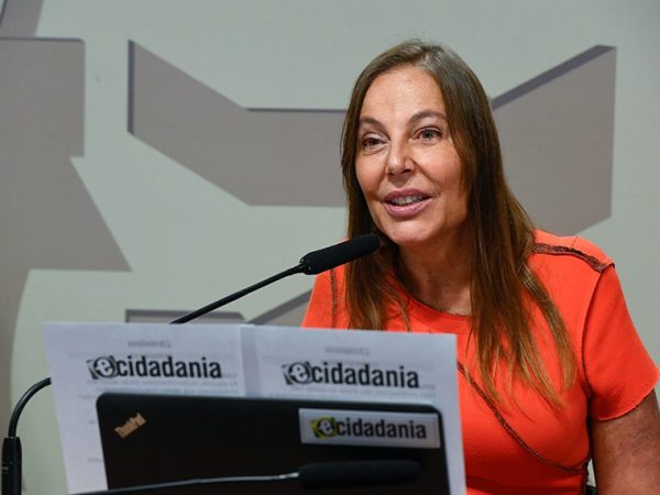 À mesa, vice-presidente da CAS, senadora Mara Gabrilli (PSD-SP), conduz audiência.