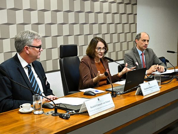 Mesa: 
doutor em Teologia pela Universidade de Basiléia, Rudolf Eduard von Sinner;
presidente eventual da CE, senadora Damares Alves (Republicanos-DF);
doutor em Direito do Estado pela Pontifícia Universidade Católica de São Paulo (PUC-SP) e representante da Igreja Universal do Reino de Deus (Iurd), Renato Gugliano Herani.