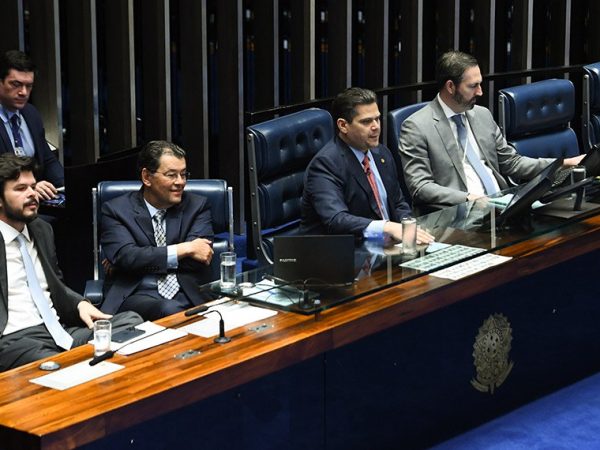 Mesa: 
presidente da CMMPV 1.304/2025, deputado Fernando Coelho Filho (União-PE); 
relator da MP 1.304/2025, senador Eduardo Braga (MDB-AM); 
presidente do Senado Federal, senador Davi Alcolumbre (União-AP); 
secretário-geral da Mesa do Senado Federal, Danilo Augusto Barboza de Aguiar.