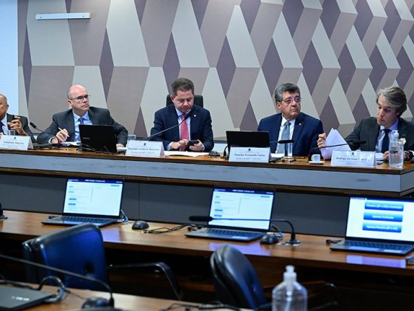 Mesa:
coordenador de Análise de Mercado da Agência Brasileira de Promoção de Exportações e Investimentos (Apex), Ulisses Pimenta;
secretário de Assuntos Econômicos e Financeiros do Ministério das Relações Exteriores (MRE), embaixador Philip Fox;
presidente da CMMPV 1.309/2025, deputado Cezinha de Madureira (PSD-SP);
relator da CMMPV 1.309/2025, senador Fernando Farias (MDB-AL);
secretário executivo da Câmara de Comércio Exterior (Camex), Rodrigo Zerbone Loureiro.