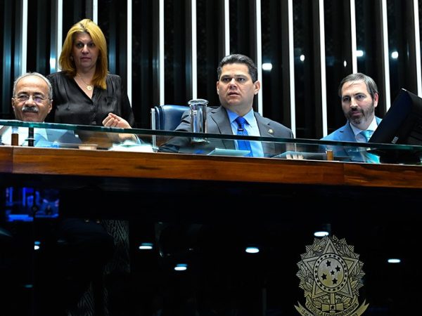 Mesa: 
senador Chico Rodrigues (PSB-RR);
diretora-geral do Senado Federal, Ilana Trombka;
presidente do Senado Federal, senador Davi Alcolumbre (União-AP); 
secretário-geral da Mesa do Senado Federal, Danilo Augusto Barboza de Aguiar.