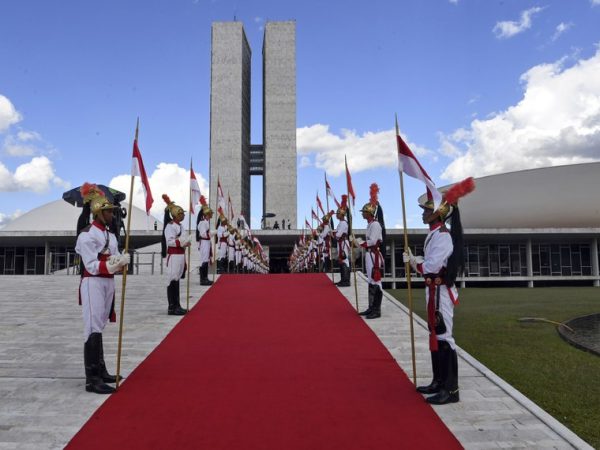 Dragões da Independência aguardam chegada de autoridade.