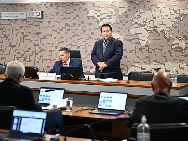 Mesa:
vice-presidente da CCT, senador Hamilton Mourão (Republicanos-RS) conduz reunião;
secretário de Apoio à Comissão de Ciência, Tecnologia, Inovação e Informática, Leomar Diniz.