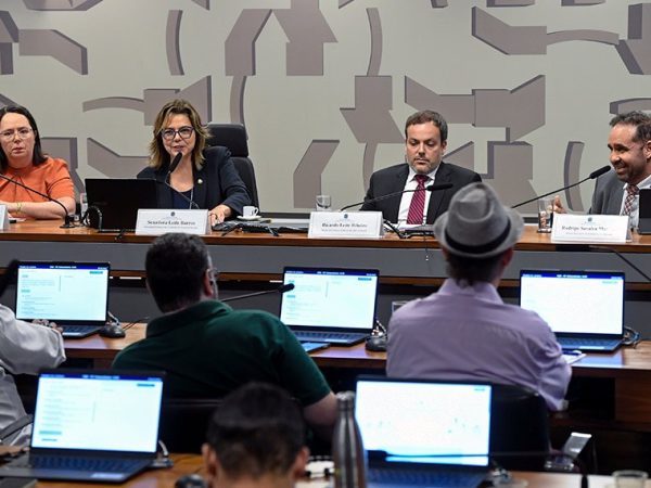 Mesa: 
gerente de Políticas Públicas e Relações Governamentais da 99, Alessandra Serrazes;
presidente eventual da CAS, senadora Leila Barros (PDT-DF); 
diretor de Políticas Públicas da Uber no Brasil, Ricardo Leite Ribeiro; 
diretor-executivo do Instituto Livre Mercado, Rodrigo Saraiva Marinho.