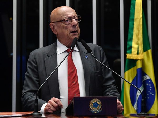 À tribuna, em discurso, senador Esperidião Amin (PP-SC).