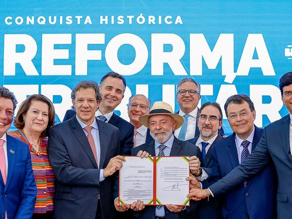 Pacheco e Eduardo Braga com Lula, Haddad e outras autoridades no evento de sanção da regulamentação da reforma Ricardo Stuckert/PR