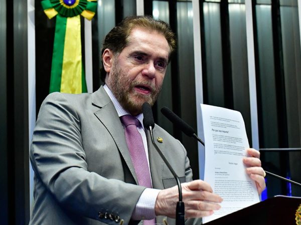 Em discurso, à tribuna, senador Plínio Valério (PSDB-AM).