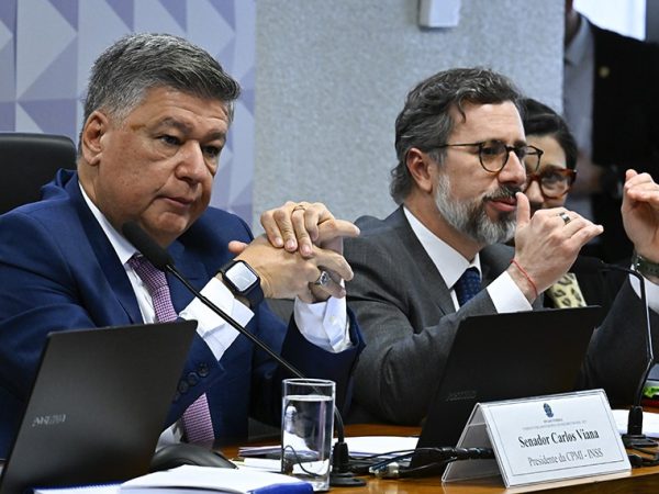 Mesa: 
presidente da CPMI - INSS, senador Carlos Viana (Podemos-MG); 
ministro de Estado da Controladoria Geral da União, Vinicius Marques de Carvalho.