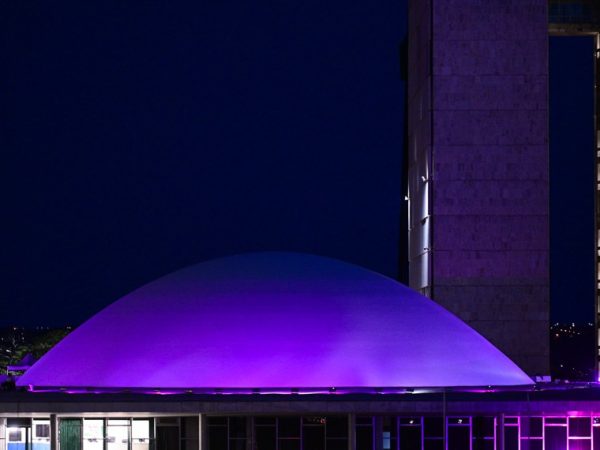 A maioria da população consegue se defender naturalmente da bactéria, mas cerca de 10% pode adoecer. A hanseníase tem cura e tratamento gratuito na rede pública de saúde. O tratamento pode durar seis meses ou um ano.