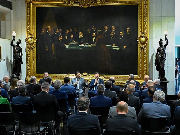 Participam:
ministro do Tribunal de Contas da União (TCU), Jorge Oliveira;
presidente do Senado, senador Davi Alcolumbre (União-AP) em pronunciamento;
senador Rodrigo Pacheco (PSD-MG);
presidente da Associação dos Membros dos Tribunais de Contas do Brasil (Atricon), Edilson de Sousa Silva (TCE-RO);
senador Esperidião Amin (PP-SC).