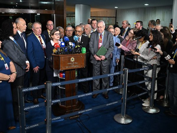 Participam:
líder do governo no Senado Federal, senadora Teresa Leitão (PT-PE);
presidente nacional da Central Única dos Trabalhadores (CUT), Sérgio Nobre;
senador Paulo Paim (PT-RS);
deputado inácio arruda (PCdoB-PE).