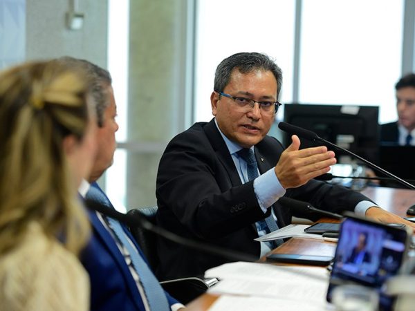 Em pronunciamento, à mesa, secretário Especial da Receita Federal do Brasil, Robinson Sakiyama Barreirinhas.