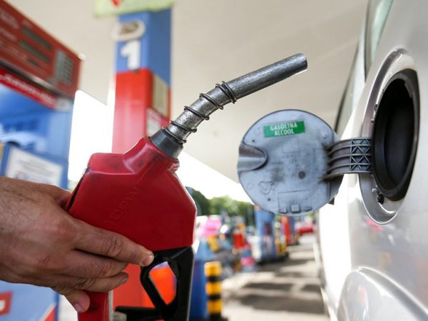 Desde 2003, com a chegada cos carros bicombustíveis, o etanol retomou espaço no mercado, no contexto das demandas por energia limpa Marcelo Camargo