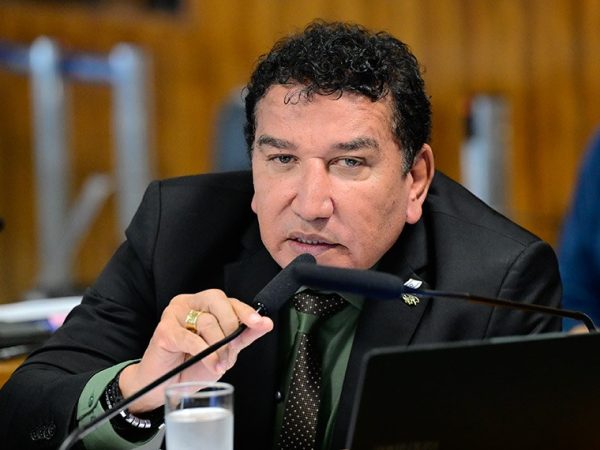 À bancada, em pronunciamento,  senador Magno Malta (PL-ES).