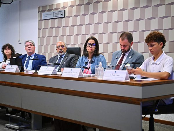 imagem_materia Mesa:
coordenador-geral da Federação Nacional de Estudantes de Ensino Técnico (Fenet), Ray Silva;
secretário de Educação Profissional e Tecnológica do Ministério da Educação (Setec/MEC), Marcelo Bregagnoli - em pronunciamento;
presidente eventual da CE, senador Paulo Paim (PT-RS);
vice-presidente de Relações Institucionais do Conselho Nacional das Instituições da Rede Federal de Educação Profissional, Científica e Tecnológica (Conif), magnífica reitora Veruska Machado;
presidente do Conselho Nacional das Instituições da Rede Federal de Educação Profissional, Científica e Tecnológica (Conif), magnífico reitor Júlio Xandro Heck;
diretor de Relações Institucionais da União Brasileira dos Estudantes Secundaristas (Ubes), Paulo Viana.