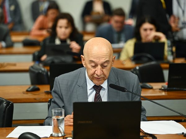 imagem_materia Em pronunciamento, à bancada, relator do PL 2.132/2025, senador Confúcio Moura (MDB-RO).