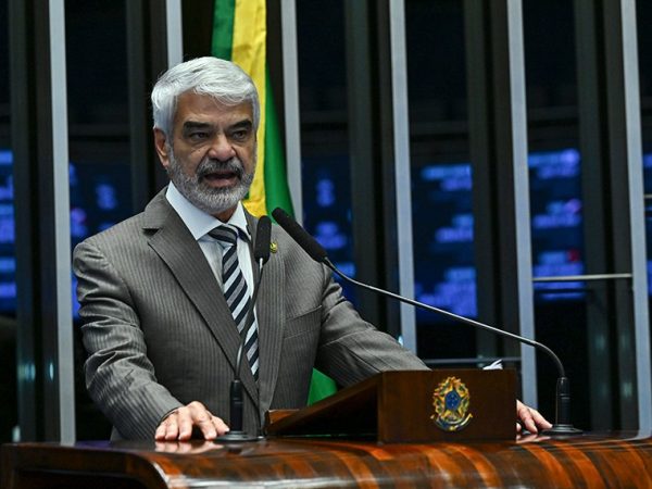 Senador Humberto Costa (PT-PE) em discurso à tribuna.