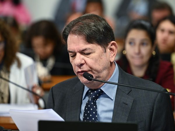 imagem_materia Em pronunciamento, à bancada, senador Cid Gomes (PSB-CE).
