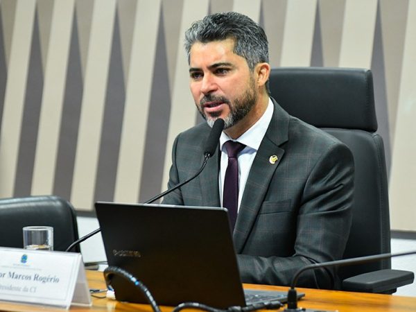 Mesa: 
presidente da CI, senador Marcos Rogério (PL-RO);