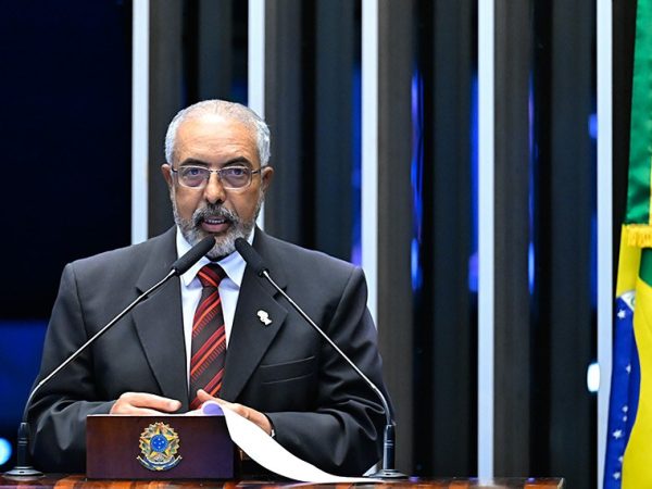 Em discurso, à tribuna, senador Paulo Paim (PT-RS).