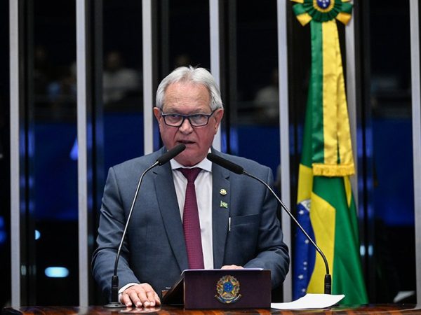Em discurso,  à tribuna,  senador Hermes Klann (PL-SC).