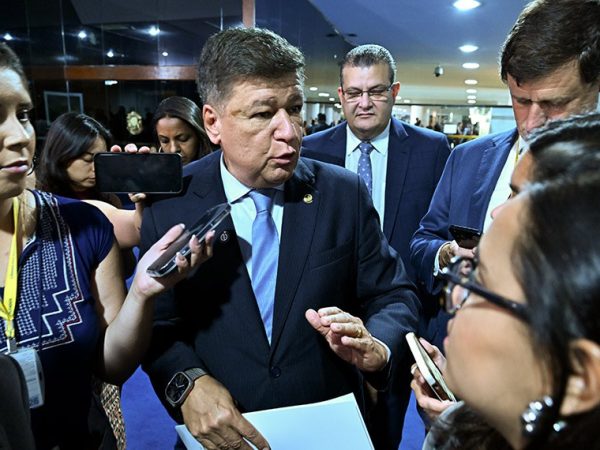 Nesta quarta-feira (4), Dino suspendeu a quebra dos sigilos bancário e fiscal da empresária Roberta Luchsinger, investigada pela CPMI do INSS.