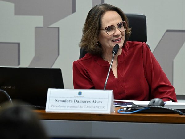 Mesa: 
presidente eventual da CASCANCER, senadora Damares Alves (Republicanos-DF) - em pronunciamento.