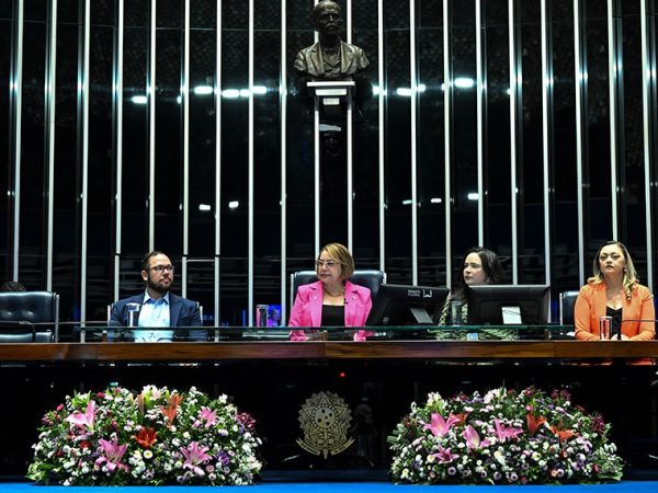 Mesa: 
presidente da União Brasileira das Associações de Musicoterapia (Ubam), Luiz Belizário; 
presidente e requerente desta sessão, senadora Jussara Lima (PSD-PI); 
chefe de gabinete da Secretaria Geral da Mesa, Ludmila Fernandes de Miranda Castro; 
vice-presidente da Associação de Musicoterapia do Estado do Piauí (AMT/PI), Luciana Saraiva.