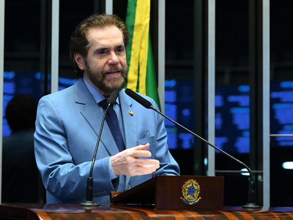 À tribuna, em discurso, senador Plínio Valério (PSDB-AM).