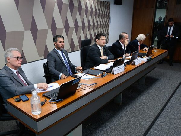 Mesa:
senador Renan Calheiros (MDB-AL); 
vice-presidente da CCJ, senador Marcos Rogério (PL-RO);
presidente da CCJ, senador Davi Alcolumbre (União-AP);  
senador Rogerio Marinho (PL-RN); 
senador Jaques Wagner (PT-BA).