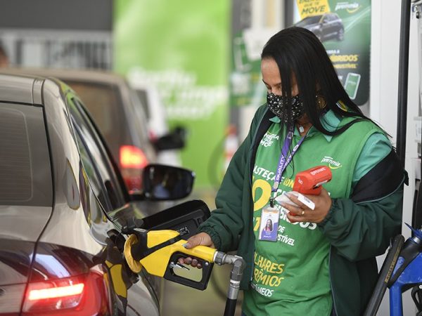 Frentista abastece veículo em posto de gasolina Edilson Rodrigues/Agência Senado