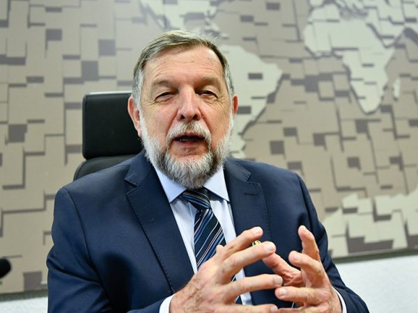 Mesa: 
presidente da CCT, senador Flávio Arns (PSB-PR).
