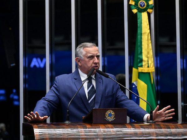 Em discurso,  à tribuna,  senador Izalci Lucas (PL-DF).