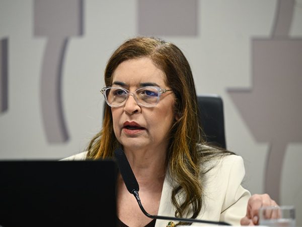 À mesa, vice-presidente da CAS, senadora Dra. Eudócia (PSDB-AL), conduz reunião.